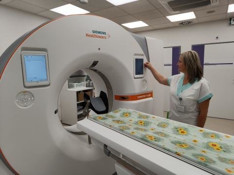 S novým špičkovým CT přístrojem přichází do náchodské nemocnice prvky umělé inteligence