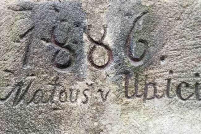 Machovský kříž opět září na hřebeni