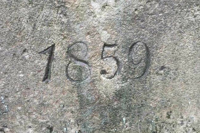 Machovský kříž opět září na hřebeni