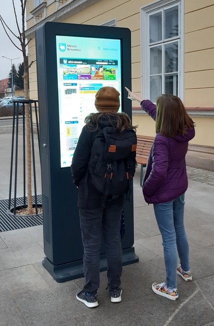 Před broumovským úřadem je umístěna nová úřední deska 