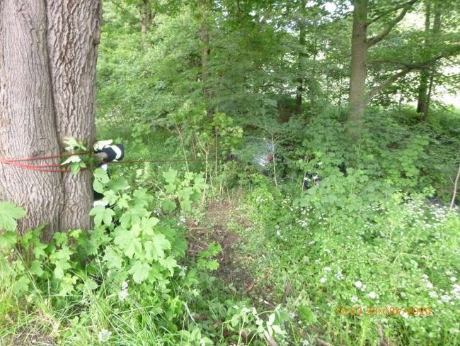 Auto skončilo v Metuji 