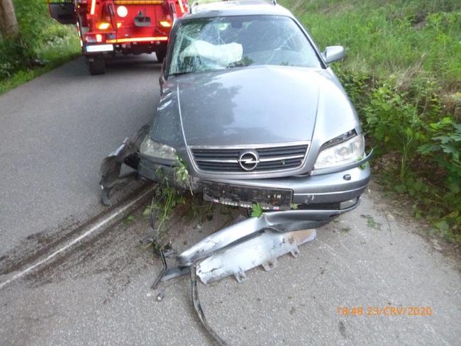 Auto skončilo v Metuji 