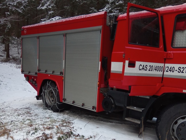 Na zasněžené silnici havarovala v serpentinách dodávka 