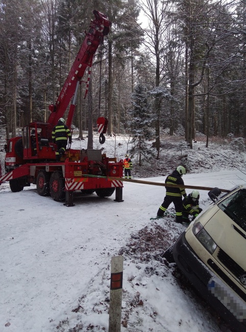 Na zasněžené silnici havarovala v serpentinách dodávka 