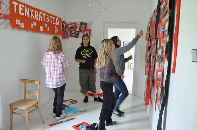 Pexeso z fotografií Broumova je výsledkem jednoho z projektů programu Máme rádi Broumovsko 