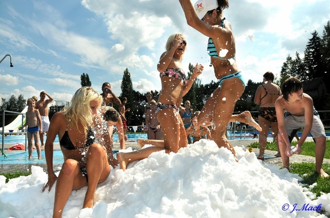 Koulovačka v srpnu na náchodském koupališti 