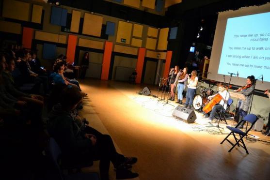 Zahrajme to spolu 2016: "Hey! Teachers! Leave them kids alone..."