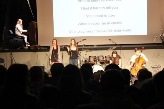 Zahrajme to spolu 2016: "Hey! Teachers! Leave them kids alone..."