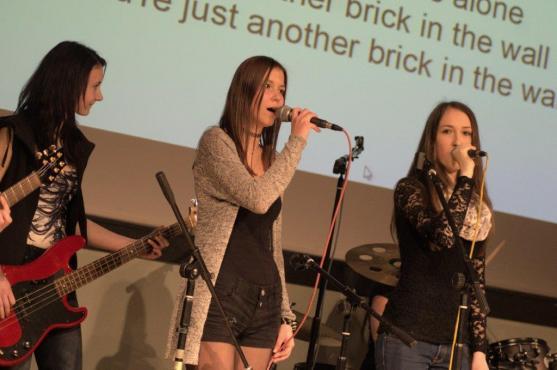 Zahrajme to spolu 2016: "Hey! Teachers! Leave them kids alone..."