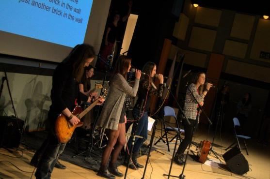 Zahrajme to spolu 2016: "Hey! Teachers! Leave them kids alone..."