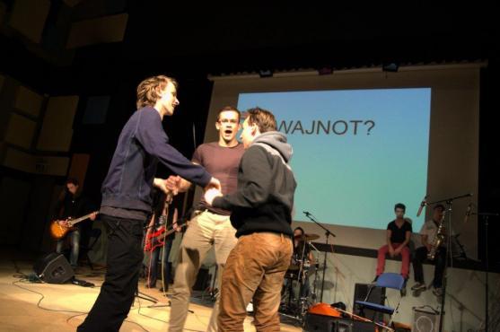 Zahrajme to spolu 2016: "Hey! Teachers! Leave them kids alone..."