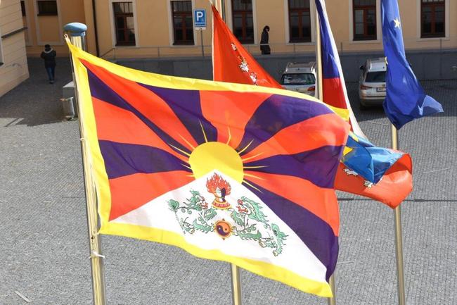 Počtvrté v historii Královéhradeckého kraje vlaje na oficiálním stožáru na nádvoří krajského úřadu tibetská vlajka