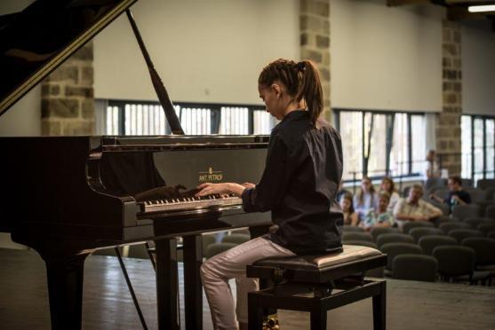 Mezinárodní klavírní soutěž Broumovská klávesa už zná své vítěze