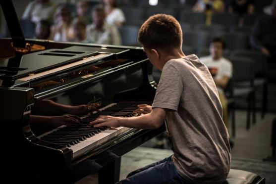 Mezinárodní klavírní soutěž Broumovská klávesa už zná své vítěze