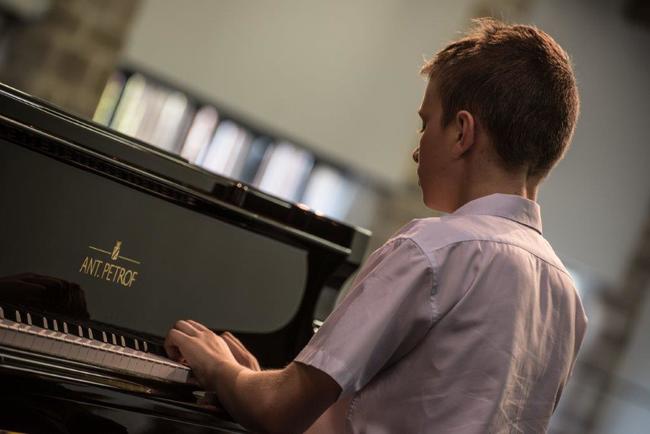 Mezinárodní klavírní soutěž Broumovská klávesa už zná své vítěze