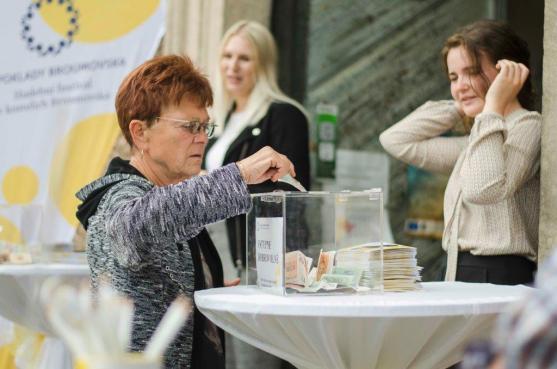 Mistři klavíru a houslí se představili na osmém koncertě festivalu Za poklady Broumovska