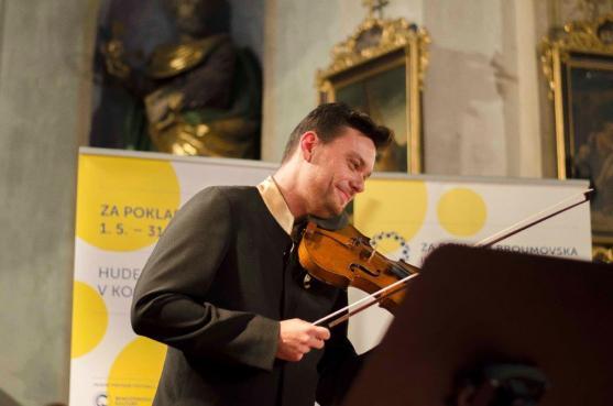 Mistři klavíru a houslí se představili na osmém koncertě festivalu Za poklady Broumovska