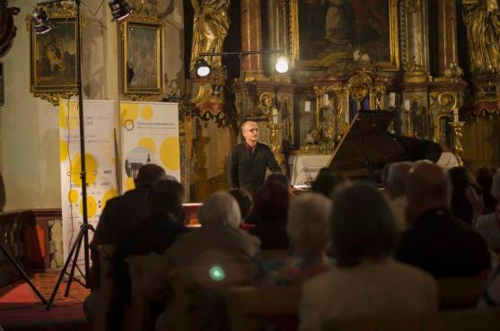 Mistři klavíru a houslí se představili na osmém koncertě festivalu Za poklady Broumovska