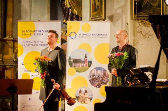 Mistři klavíru a houslí se představili na osmém koncertě festivalu Za poklady Broumovska