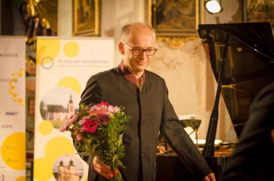 Mistři klavíru a houslí se představili na osmém koncertě festivalu Za poklady Broumovska