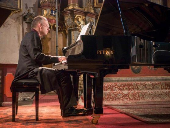 Mistři klavíru a houslí se představili na osmém koncertě festivalu Za poklady Broumovska
