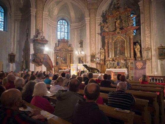 Mistři klavíru a houslí se představili na osmém koncertě festivalu Za poklady Broumovska