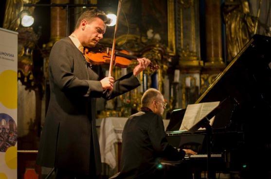 Mistři klavíru a houslí se představili na osmém koncertě festivalu Za poklady Broumovska
