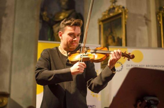 Mistři klavíru a houslí se představili na osmém koncertě festivalu Za poklady Broumovska