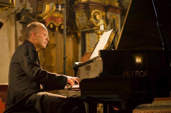 Mistři klavíru a houslí se představili na osmém koncertě festivalu Za poklady Broumovska