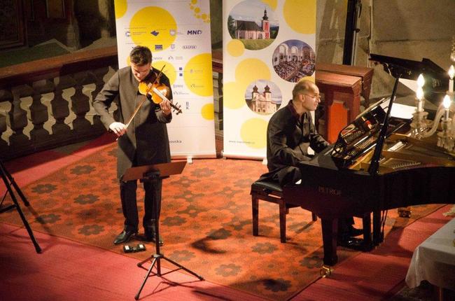 Mistři klavíru a houslí se představili na osmém koncertě festivalu Za poklady Broumovska