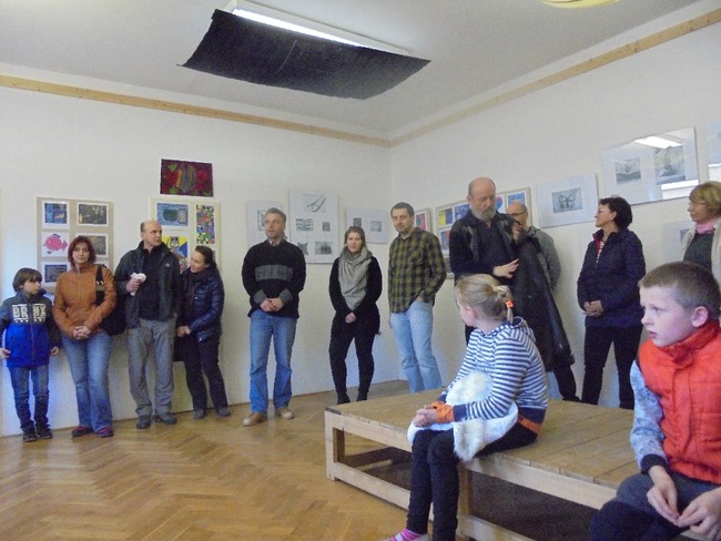 Výstava výtvarného oboru ZUŠ Police nad Metují potrvá do konce dubna 