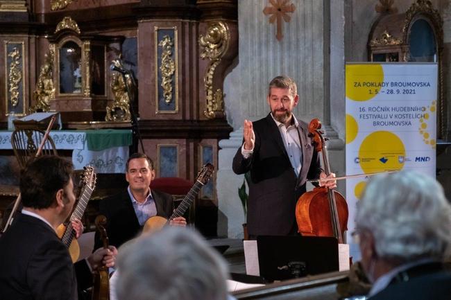 Epoque Quartet a Duo Siempre nuevo vystoupili v broumovském kostele sv. Petra a Pavla