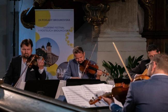 Epoque Quartet a Duo Siempre nuevo vystoupili v broumovském kostele sv. Petra a Pavla