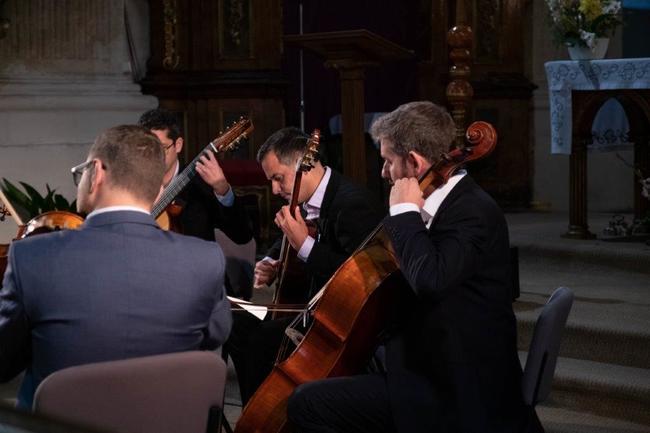 Epoque Quartet a Duo Siempre nuevo vystoupili v broumovském kostele sv. Petra a Pavla