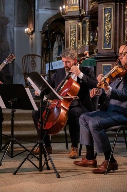Epoque Quartet a Duo Siempre nuevo vystoupili v broumovském kostele sv. Petra a Pavla