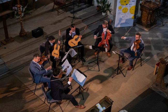 Epoque Quartet a Duo Siempre nuevo vystoupili v broumovském kostele sv. Petra a Pavla