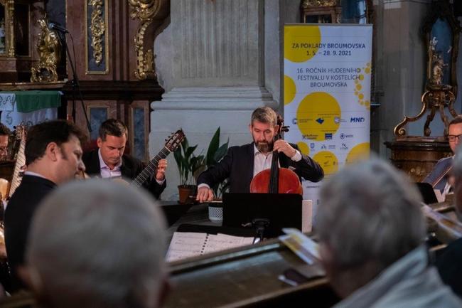 Epoque Quartet a Duo Siempre nuevo vystoupili v broumovském kostele sv. Petra a Pavla