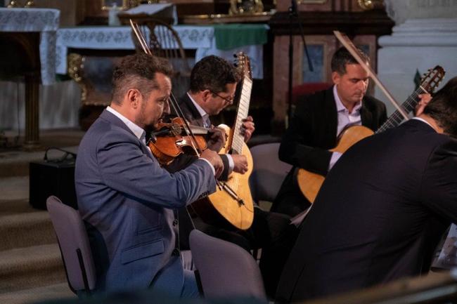 Epoque Quartet a Duo Siempre nuevo vystoupili v broumovském kostele sv. Petra a Pavla