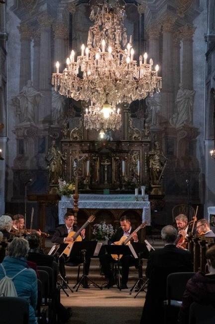 Epoque Quartet a Duo Siempre nuevo vystoupili v broumovském kostele sv. Petra a Pavla