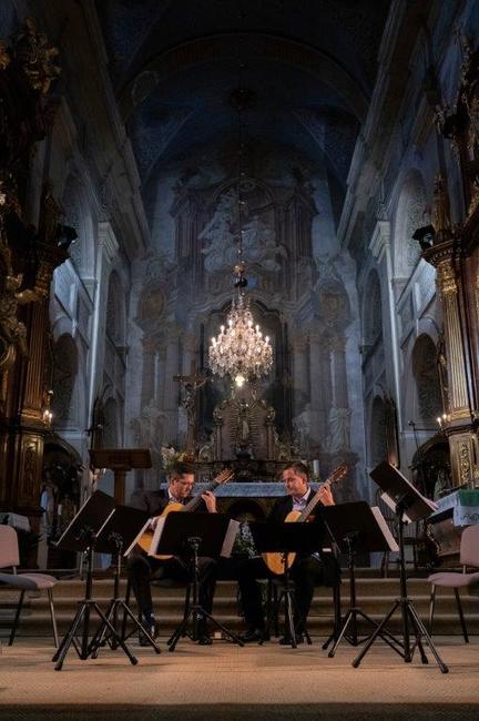 Epoque Quartet a Duo Siempre nuevo vystoupili v broumovském kostele sv. Petra a Pavla