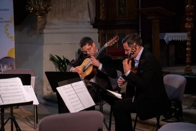 Epoque Quartet a Duo Siempre nuevo vystoupili v broumovském kostele sv. Petra a Pavla