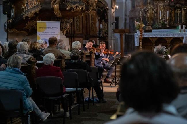 Epoque Quartet a Duo Siempre nuevo vystoupili v broumovském kostele sv. Petra a Pavla
