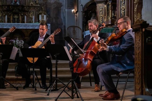 Epoque Quartet a Duo Siempre nuevo vystoupili v broumovském kostele sv. Petra a Pavla