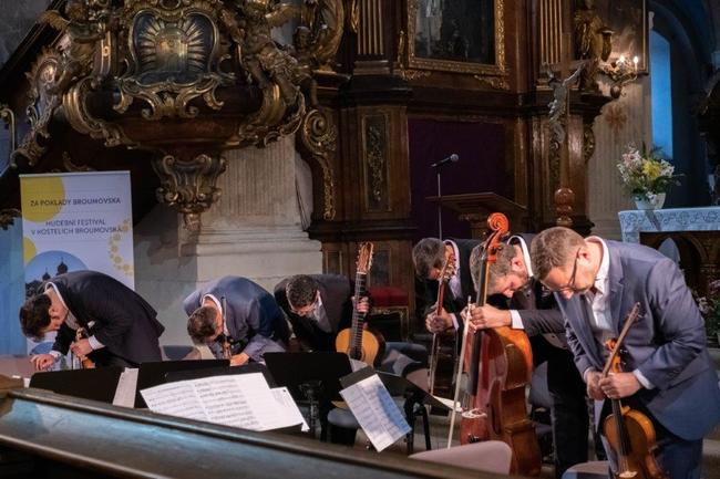 Epoque Quartet a Duo Siempre nuevo vystoupili v broumovském kostele sv. Petra a Pavla