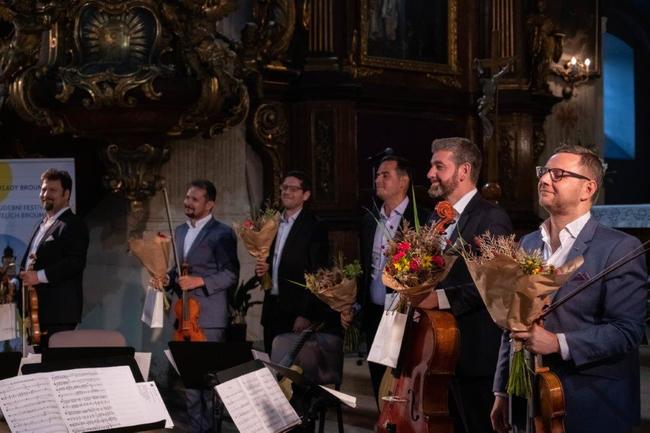 Epoque Quartet a Duo Siempre nuevo vystoupili v broumovském kostele sv. Petra a Pavla