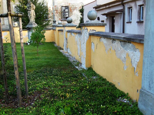 Památný hřbitov má novou zeď. Oprava čeká i původní kostel