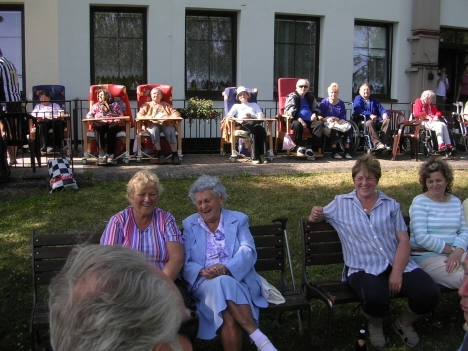 Posezení na zahradě v Domově důchodců v Broumově 
