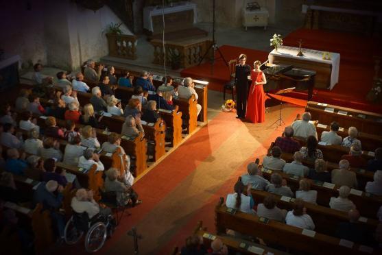 Na druhém koncertu festivalu Za poklady Broumovska vystoupilo Duo du Rêve