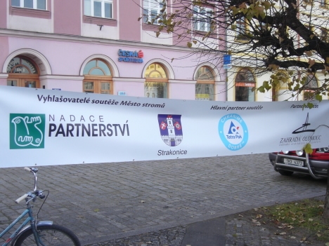 Broumov převzal trofej Město stromů v Praze v Senátu