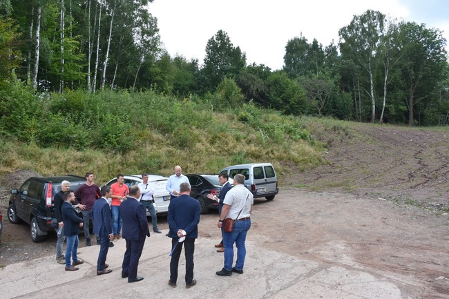 Zhotovitel parkovacího domu v areálu náchodské nemocnice převzal staveniště